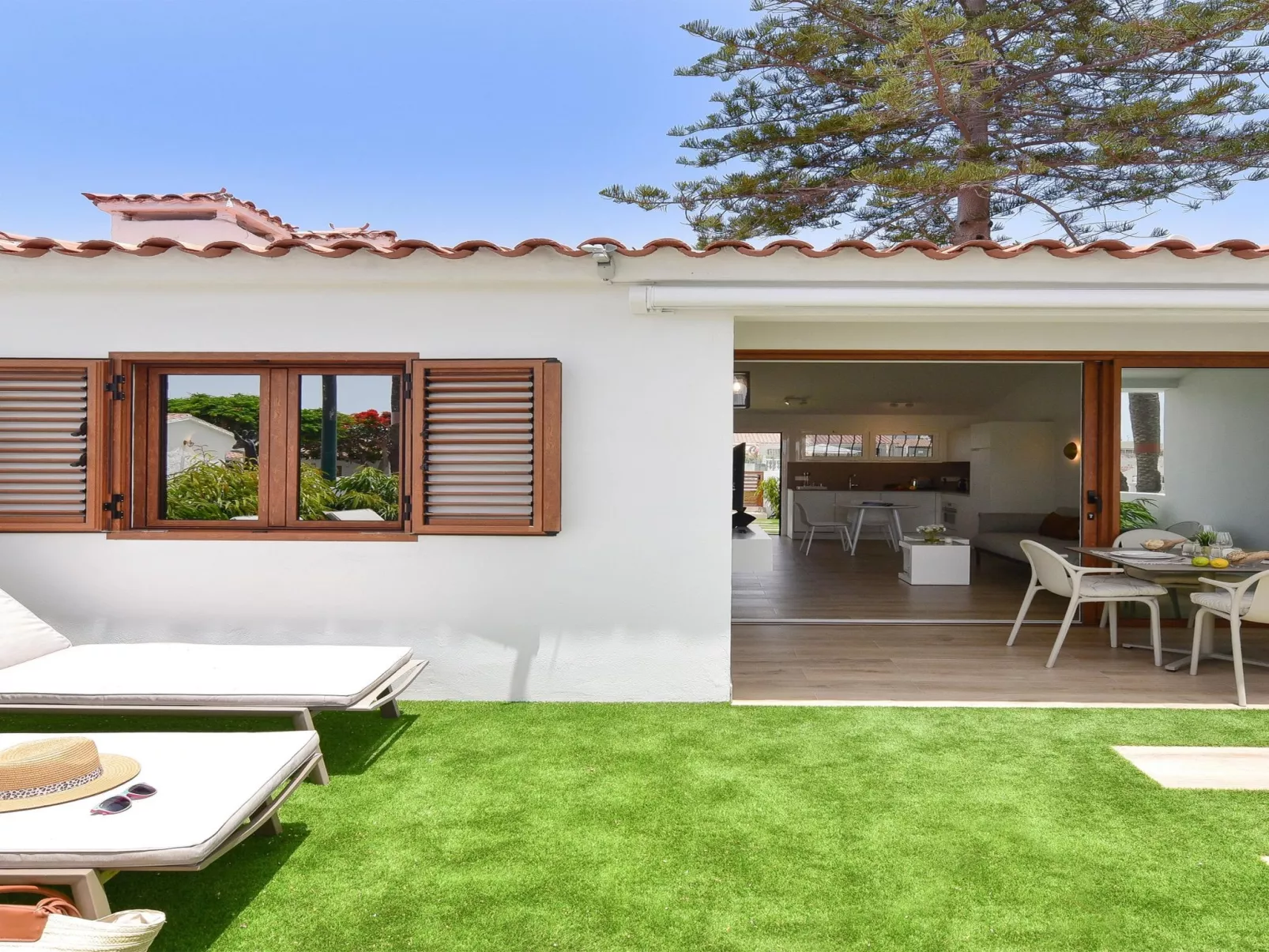 Santa Barbara EMB5-Outside