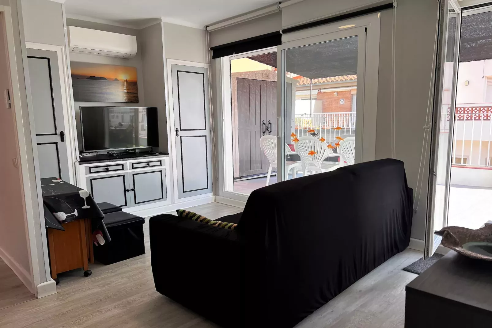 PORT 40 ATIC-Living room
