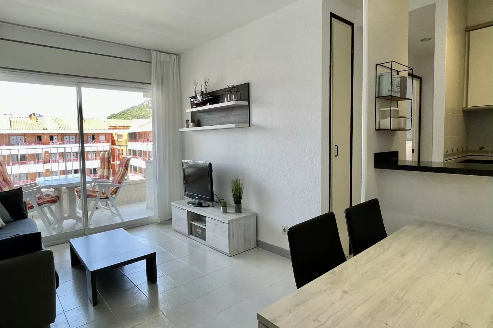 BLAUMAR B-36-Dining room