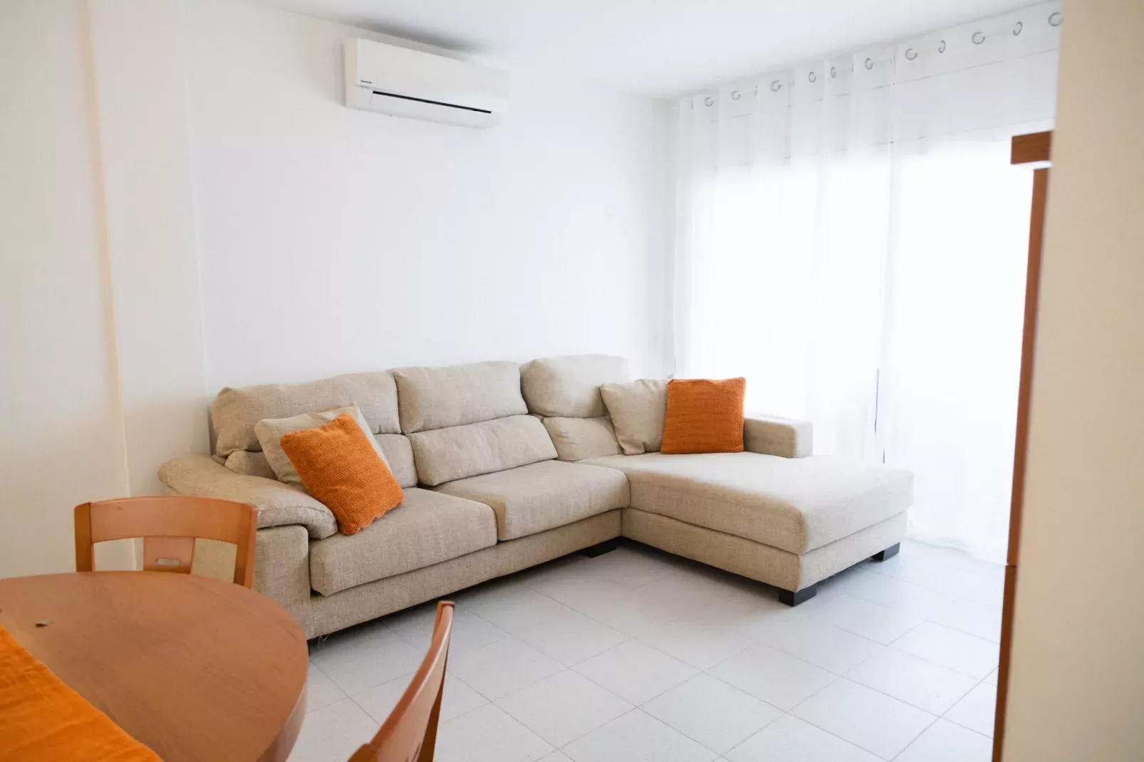 VICTORIA PARK 2-4-Living room