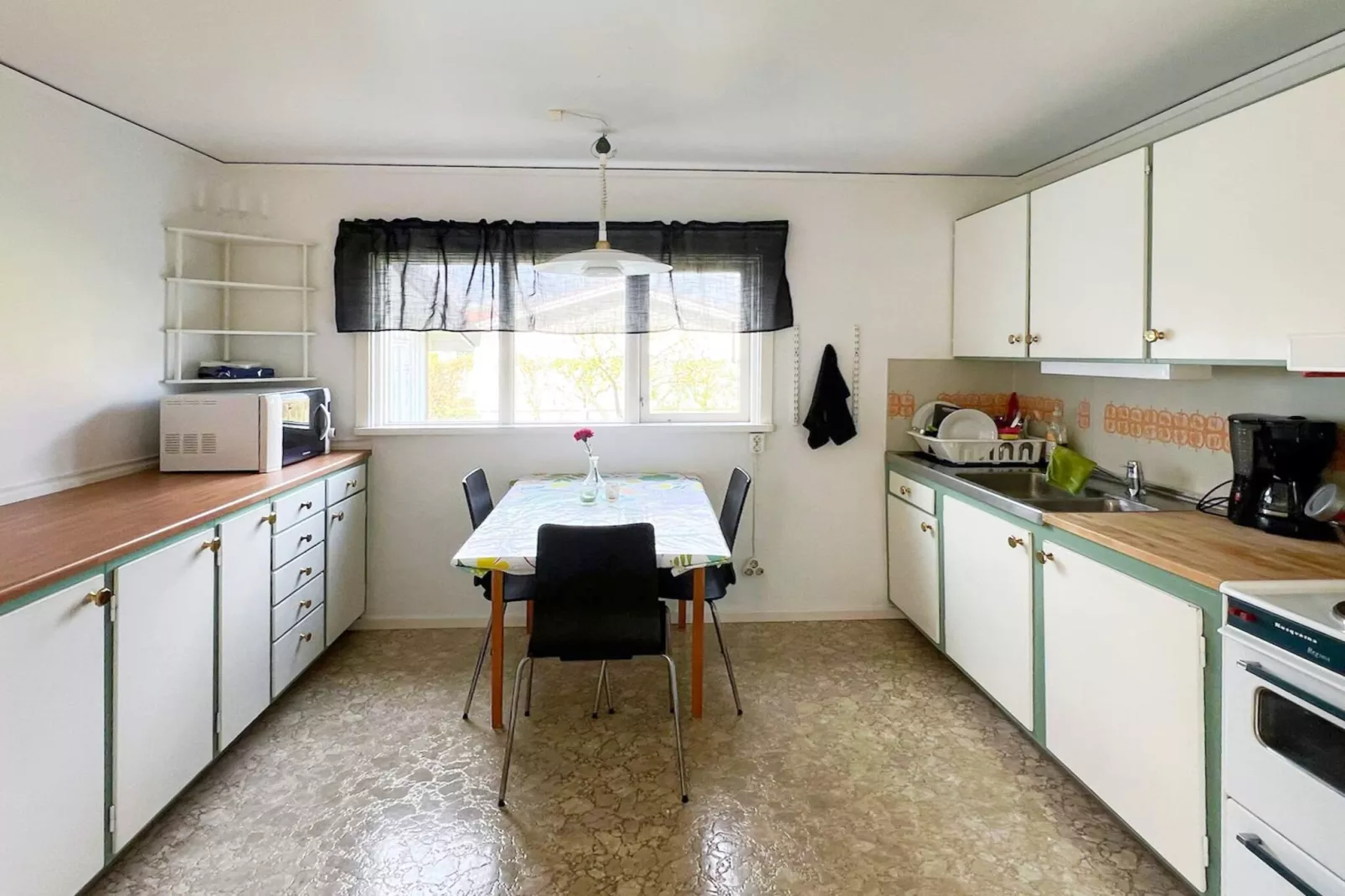 Welcoming cottage near the sea-Indoor