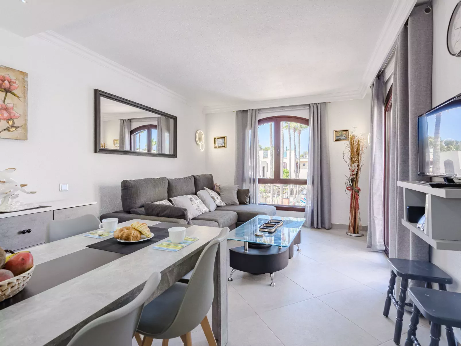 Tagoro Solarium & Pool View-Inside