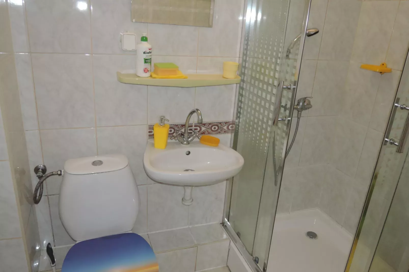 Czwórka żółta z balkonem-Bathroom