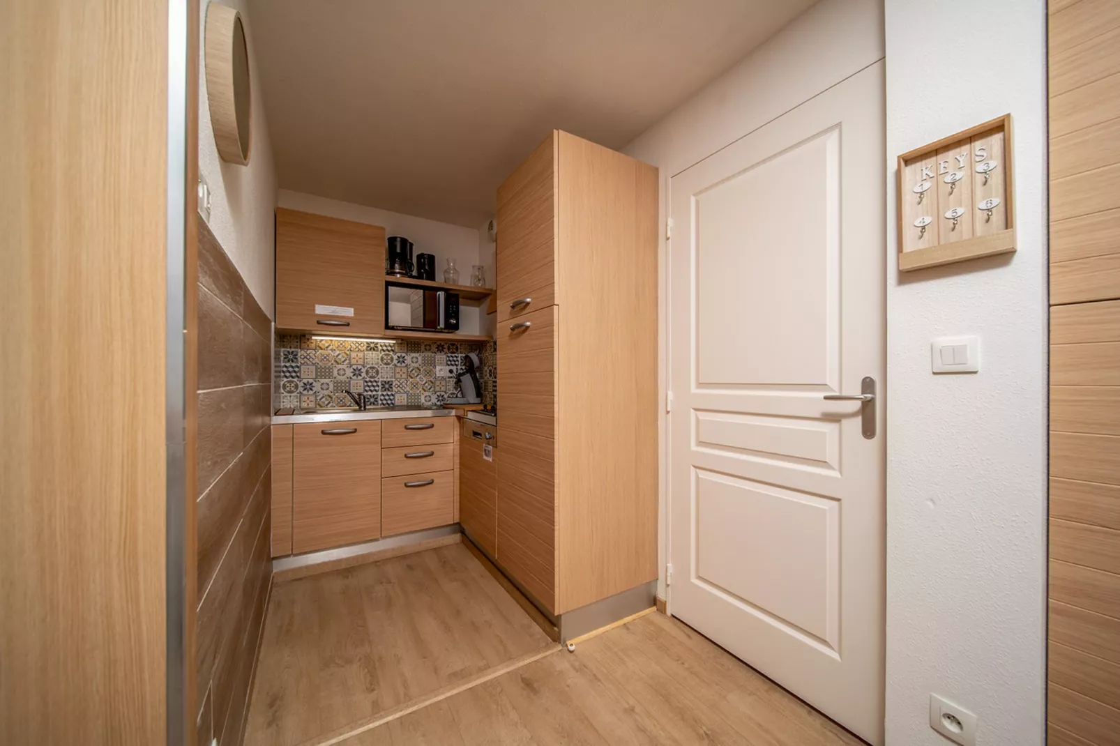 C. DU VERDON N°2301 - 2P6C-Kitchen