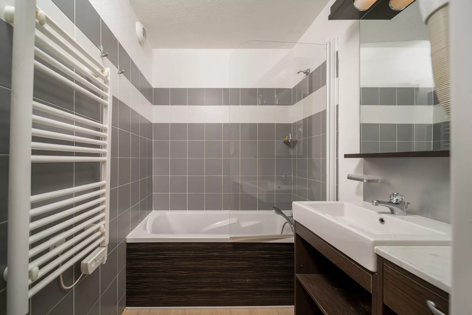C. DU VERDON N°2301 - 2P6C-Bathroom