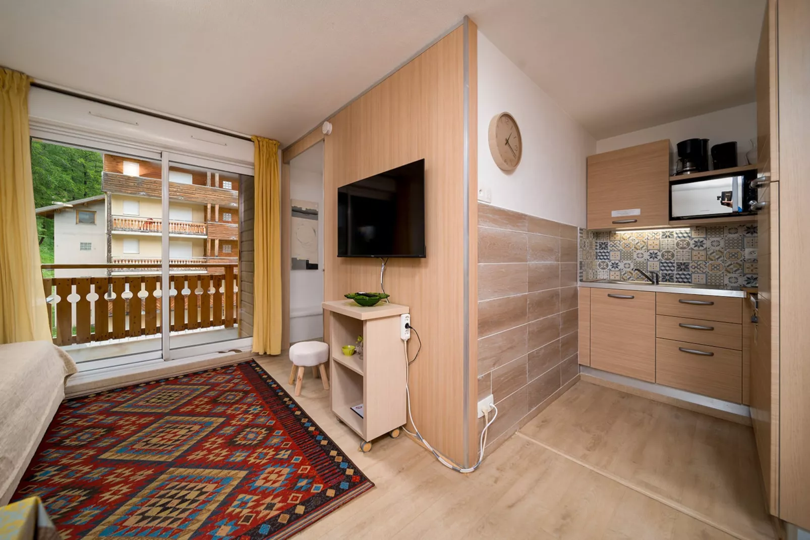 C. DU VERDON N°2301 - 2P6C-Kitchen