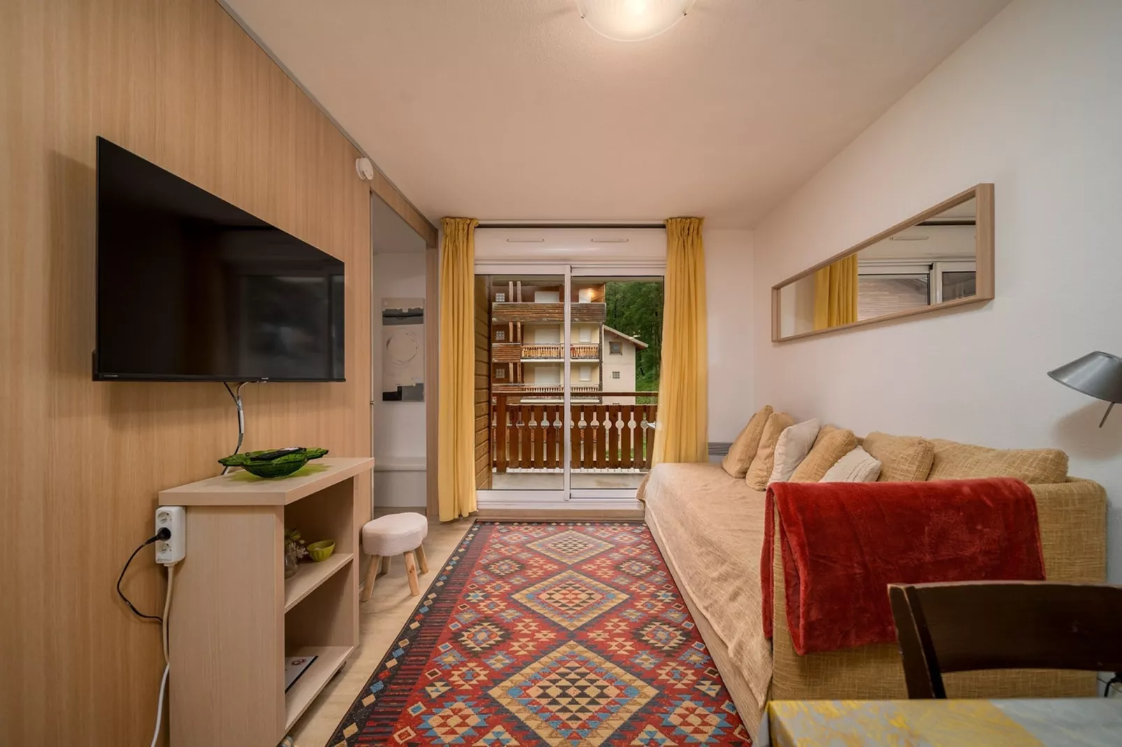 C. DU VERDON N°2301 - 2P6C-Living room
