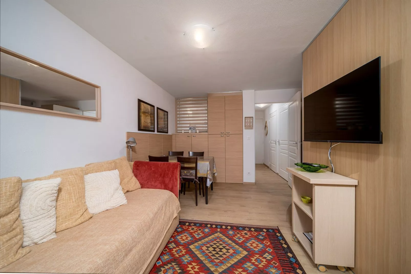 C. DU VERDON N°2301 - 2P6C-Living room