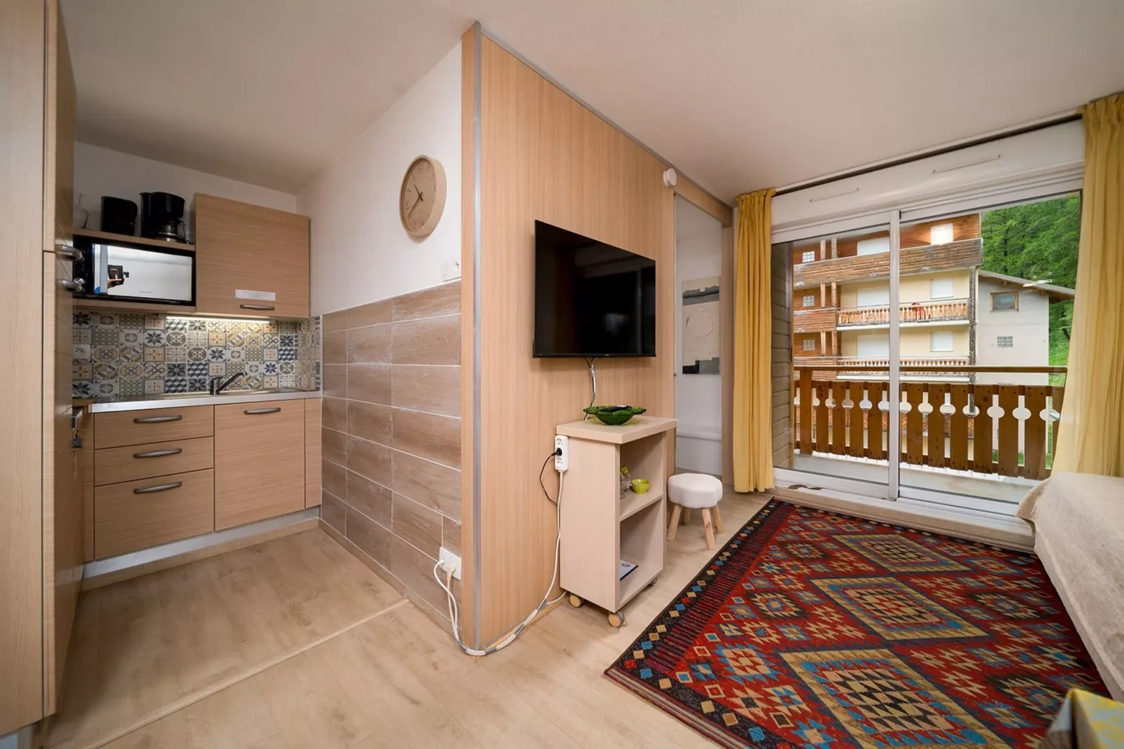 C. DU VERDON N°2301 - 2P6C-Kitchen