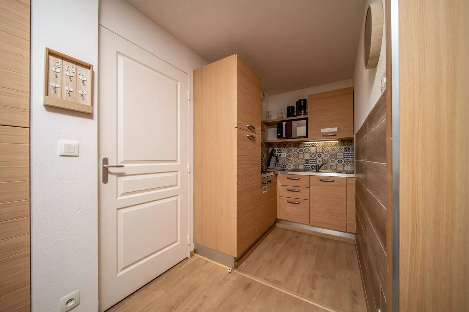C. DU VERDON N°2301 - 2P6C-Kitchen