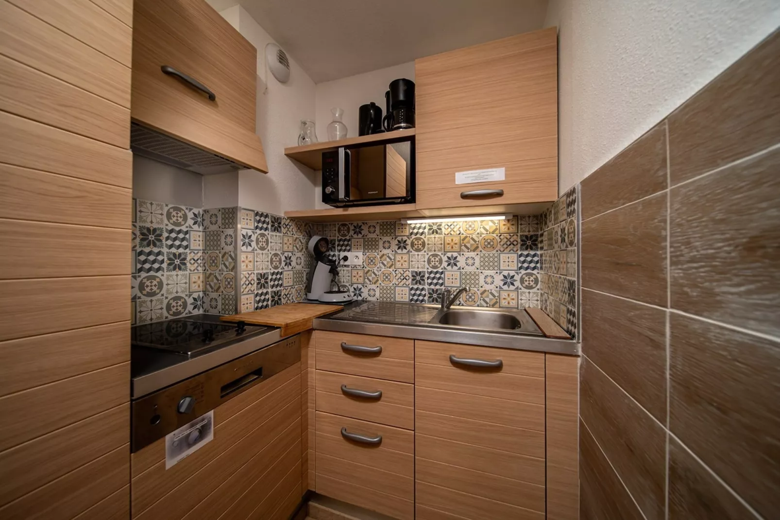 C. DU VERDON N°2301 - 2P6C-Kitchen
