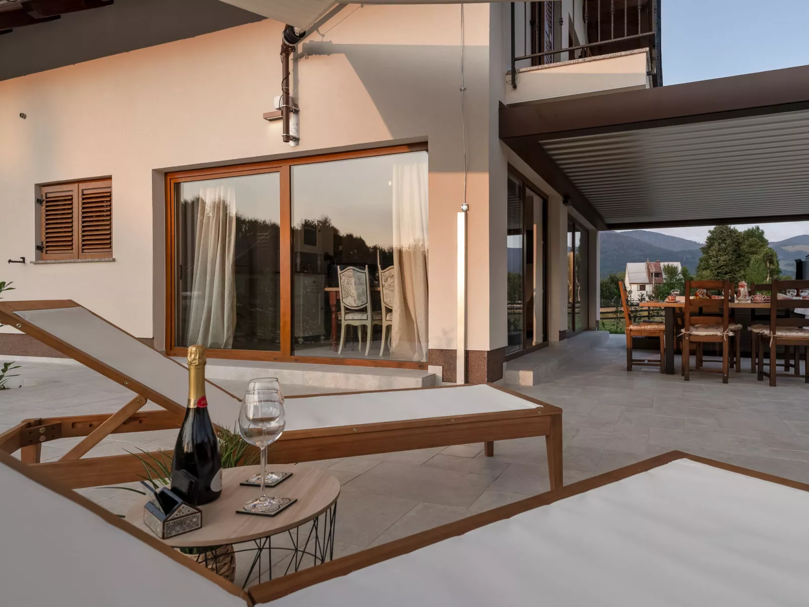 Mountain House Volta 1-Outside
