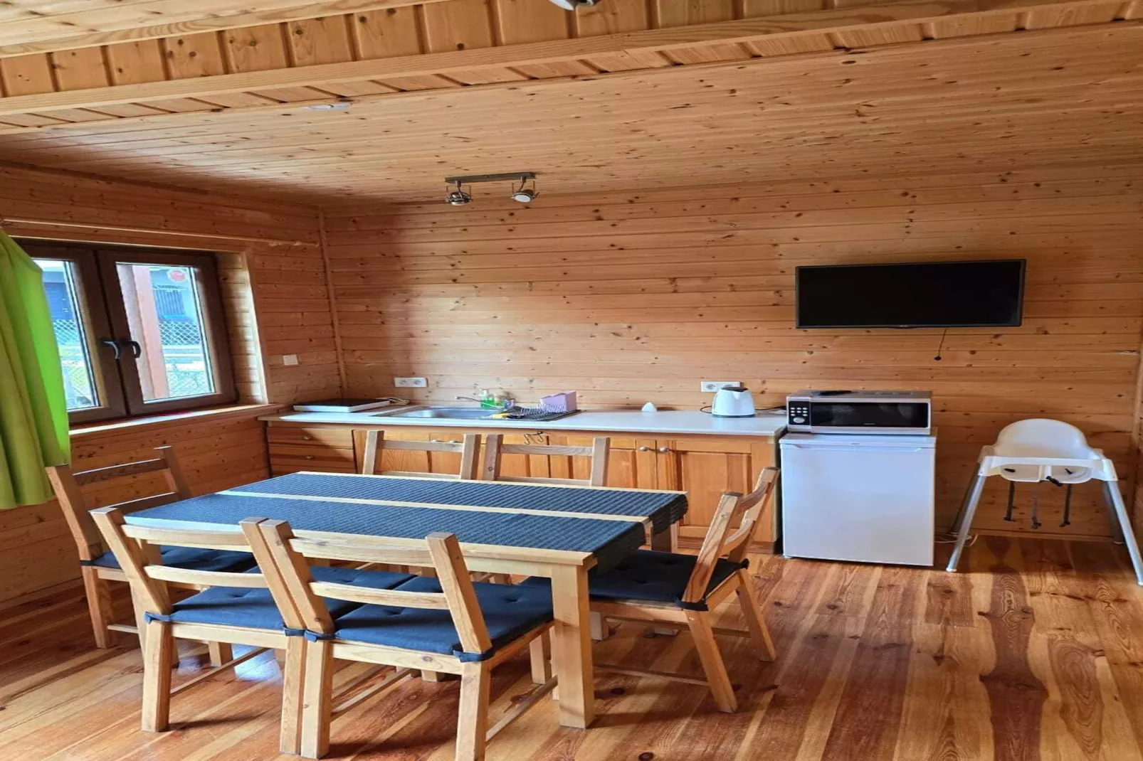 Domki wakacyjne STANDARD dla 4 osób Sarbinowo-Dining room