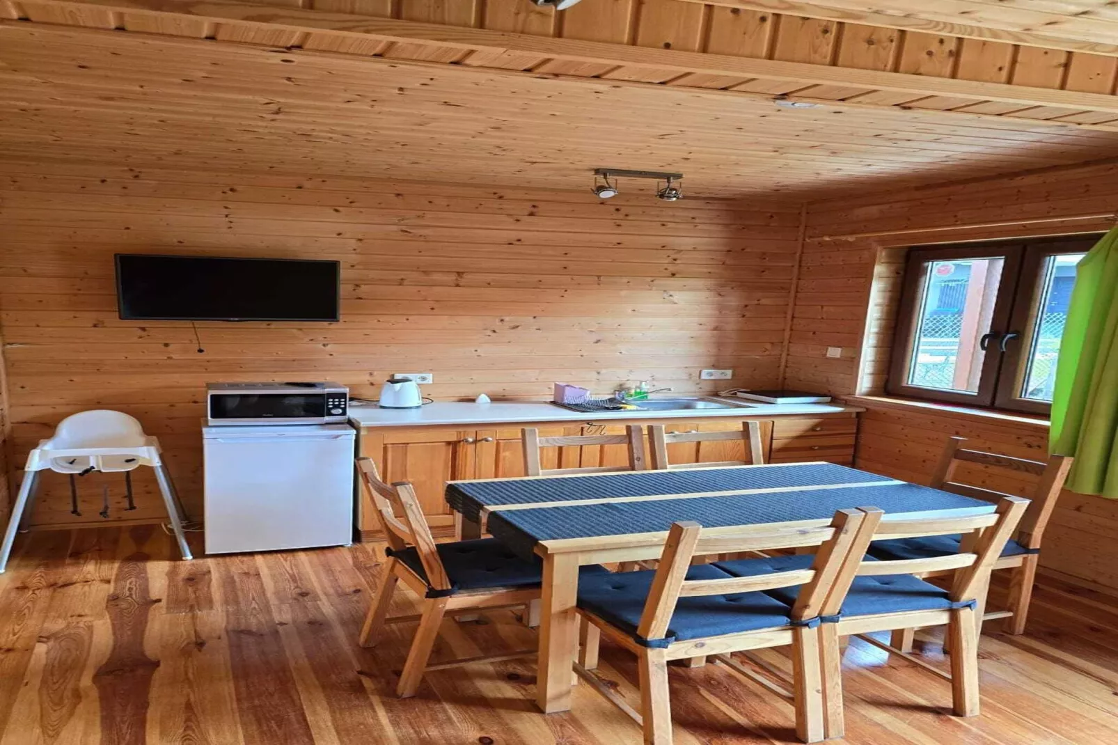 Domki wakacyjne STANDARD dla 4 osób Sarbinowo-Dining room
