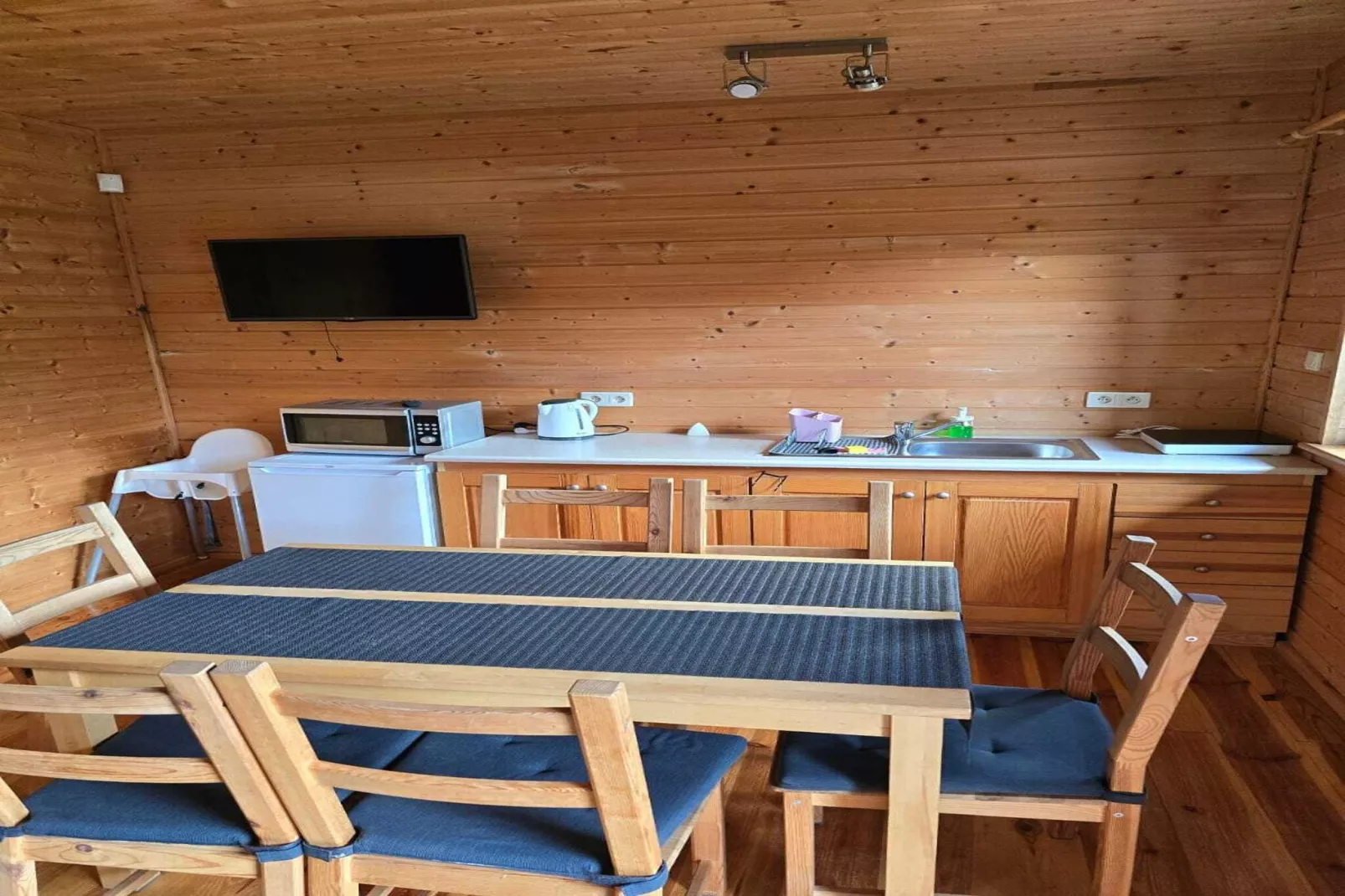 Domki wakacyjne STANDARD dla 4 osób Sarbinowo-Dining room
