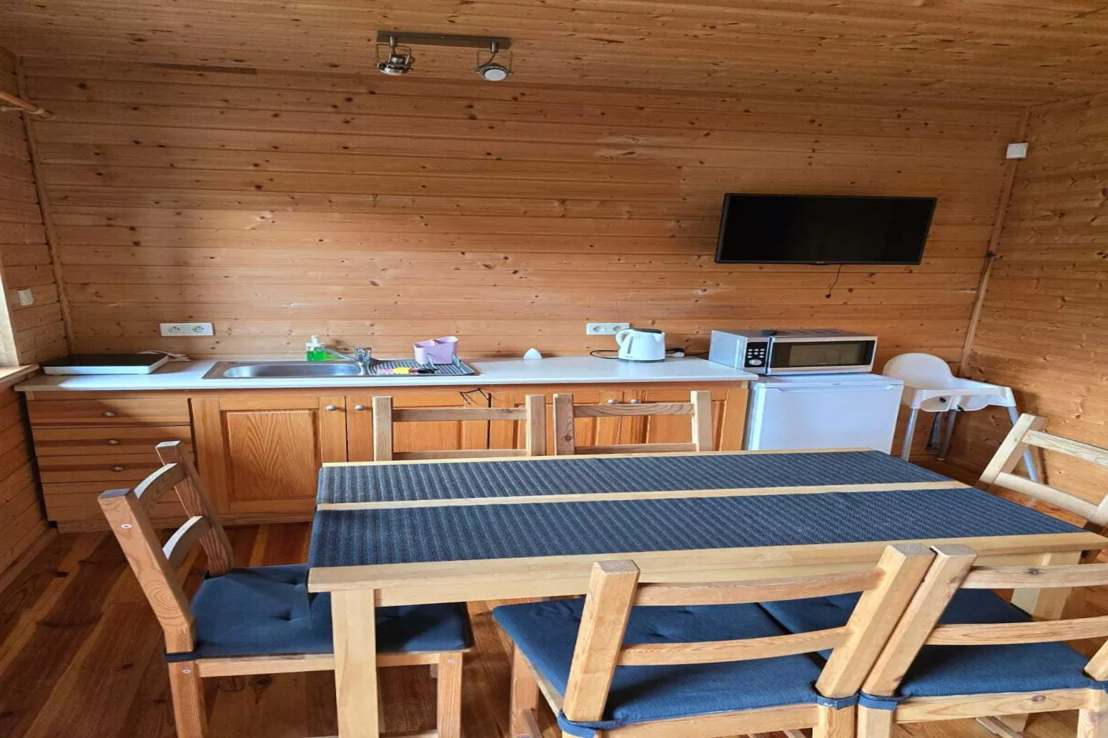 Domki wakacyjne STANDARD dla 4 osób Sarbinowo-Dining room