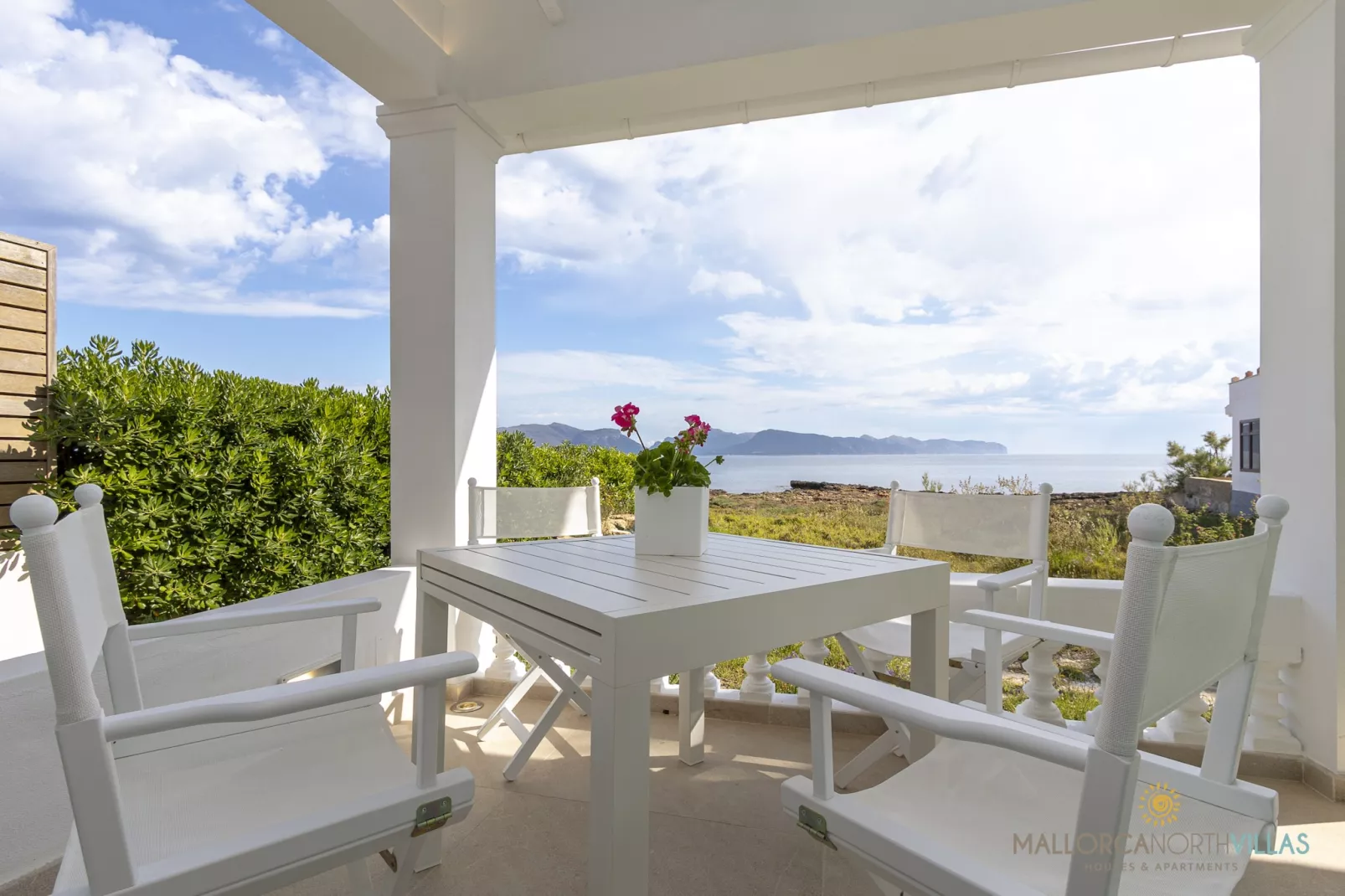 Villa Veles Dos: Tu Escapada de Lujo Frente al Mar-Terrassenbalkon