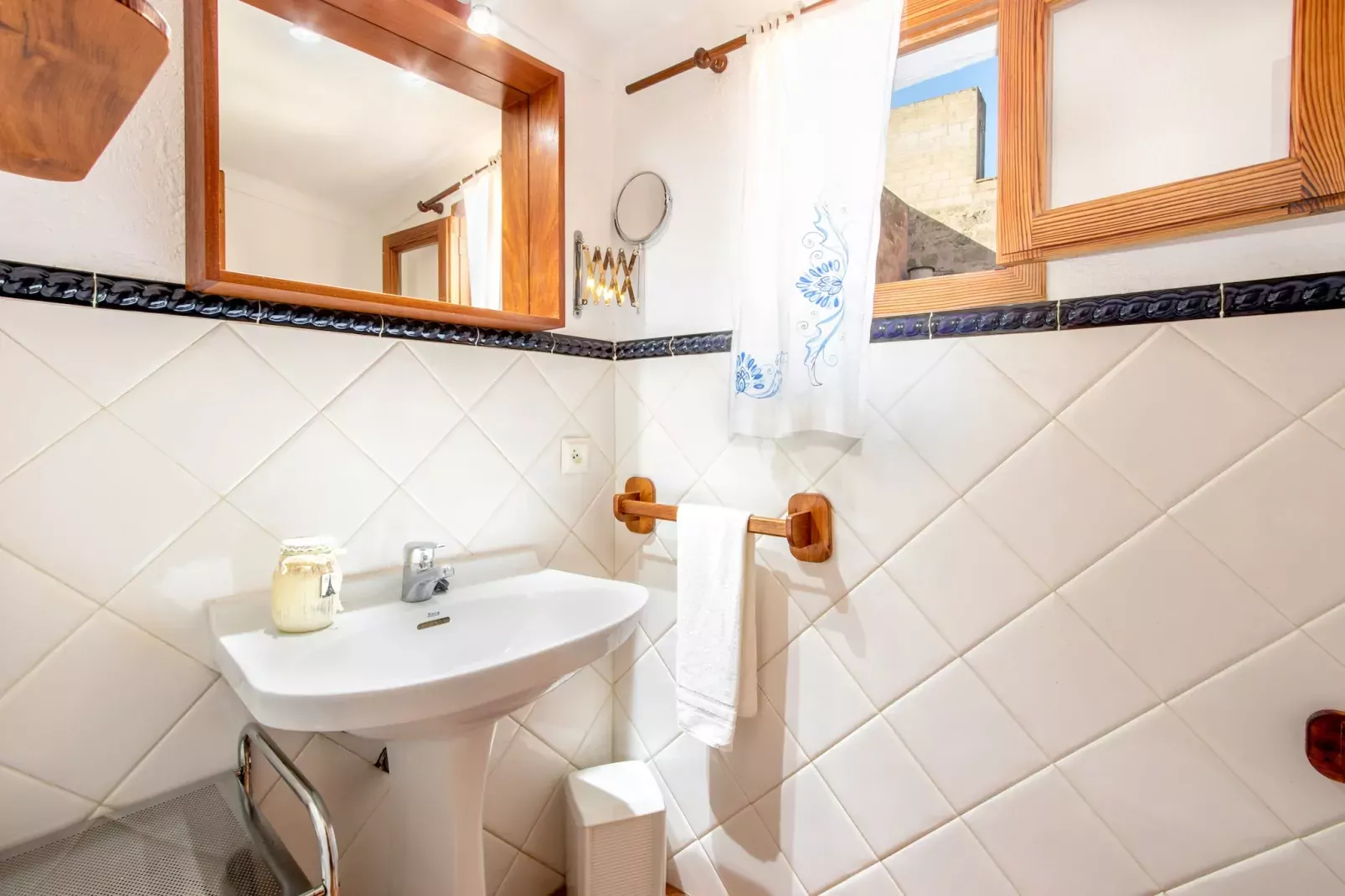 Casa Joana Acogedora Casa de Pueblo con Terraza-Bathroom