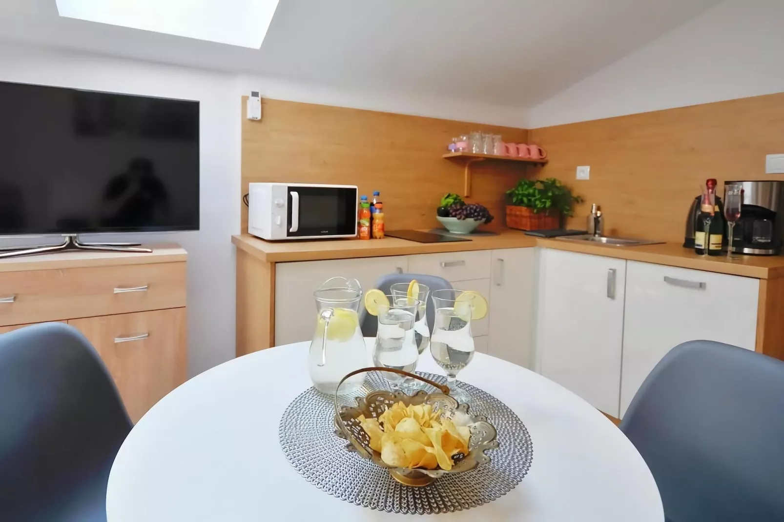 Studio 3-osobowe nr 1 30 m2 na poddaszu Ustronie Morskie-Dining room
