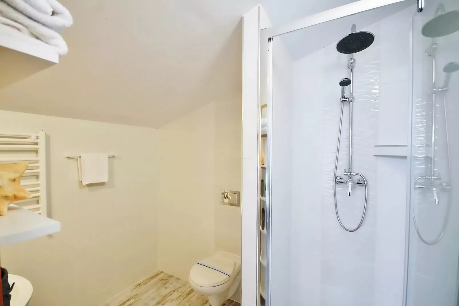 Studio 3-osobowe nr 1 30 m2 na poddaszu Ustronie Morskie-Bathroom