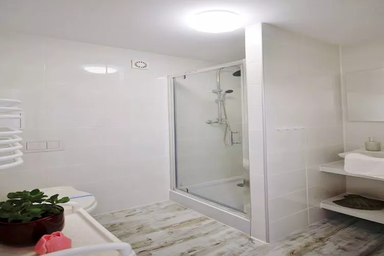 Studio 2-osobowe nr 3 16 m2 na poddaszu Ustronie Morskie-Bathroom