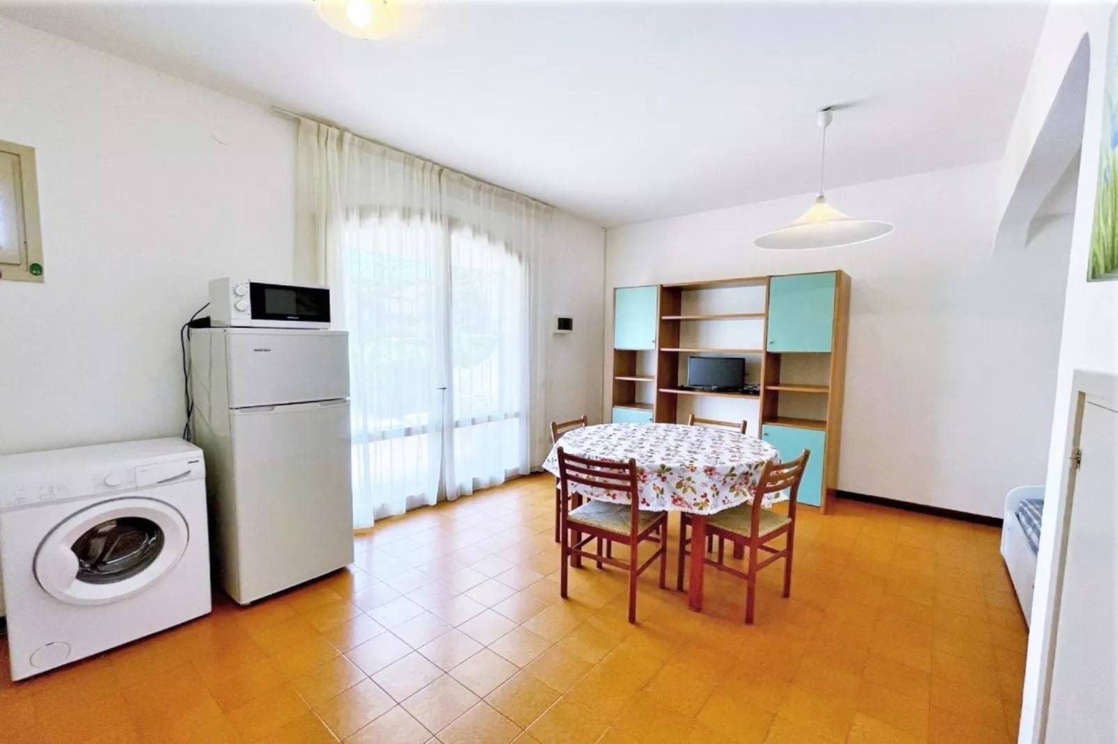 LN 32/95-Dining room