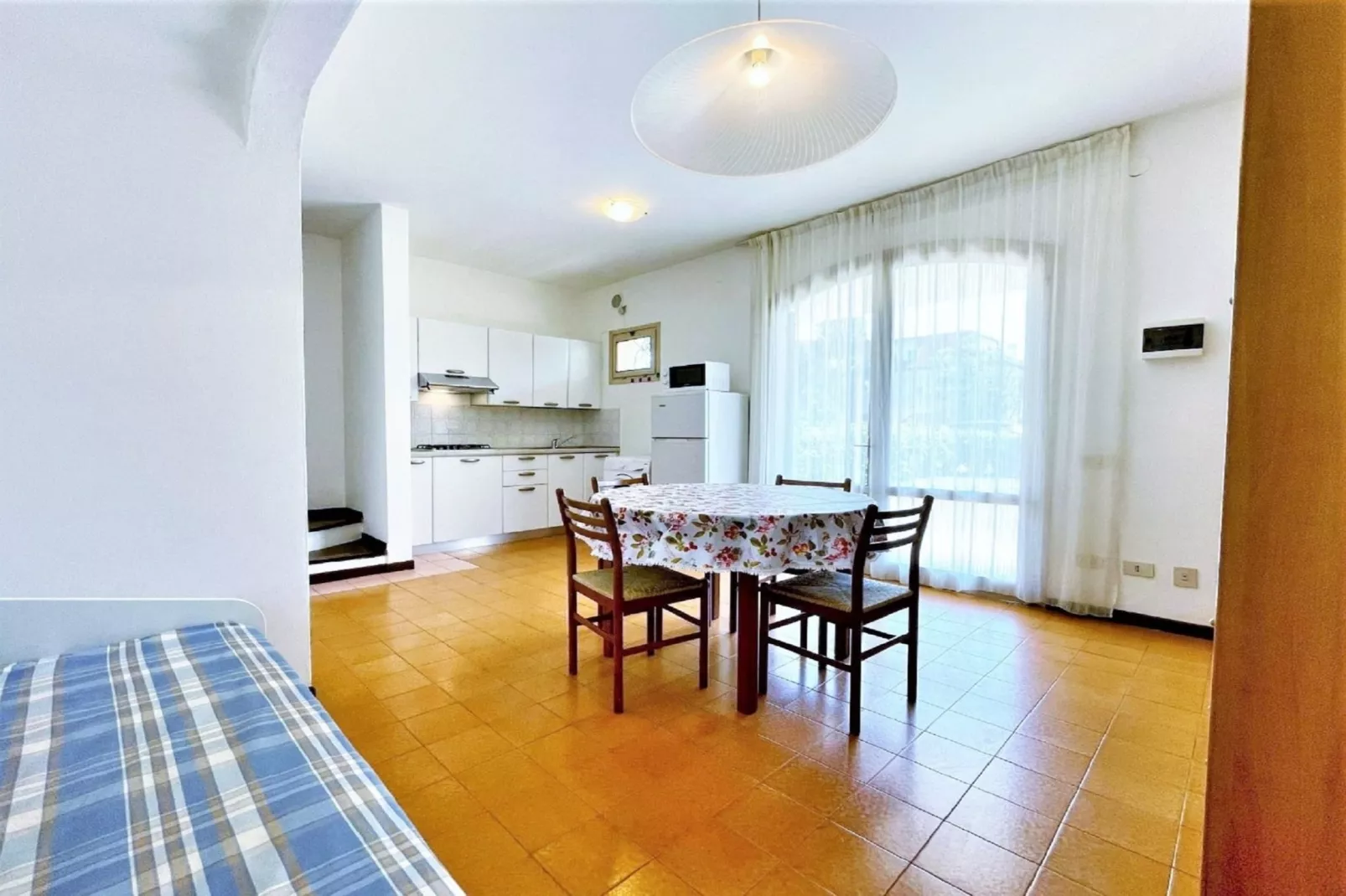 LN 32/95-Dining room