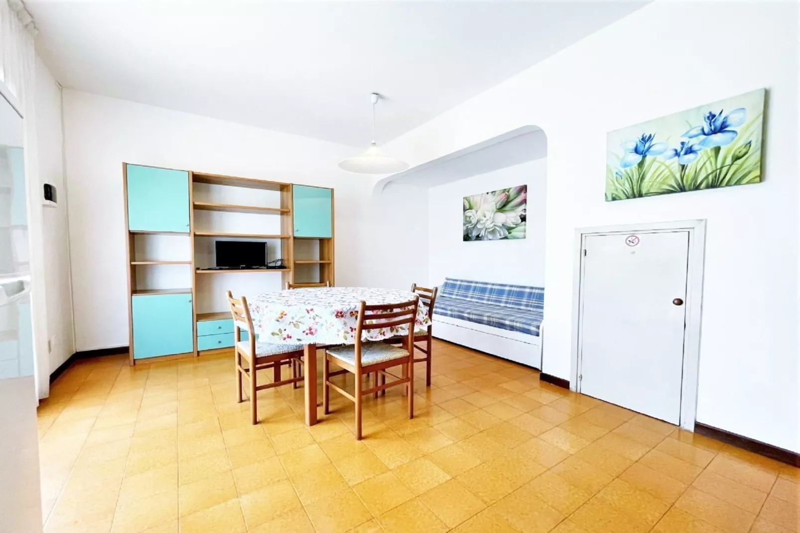 LN 32/95-Dining room