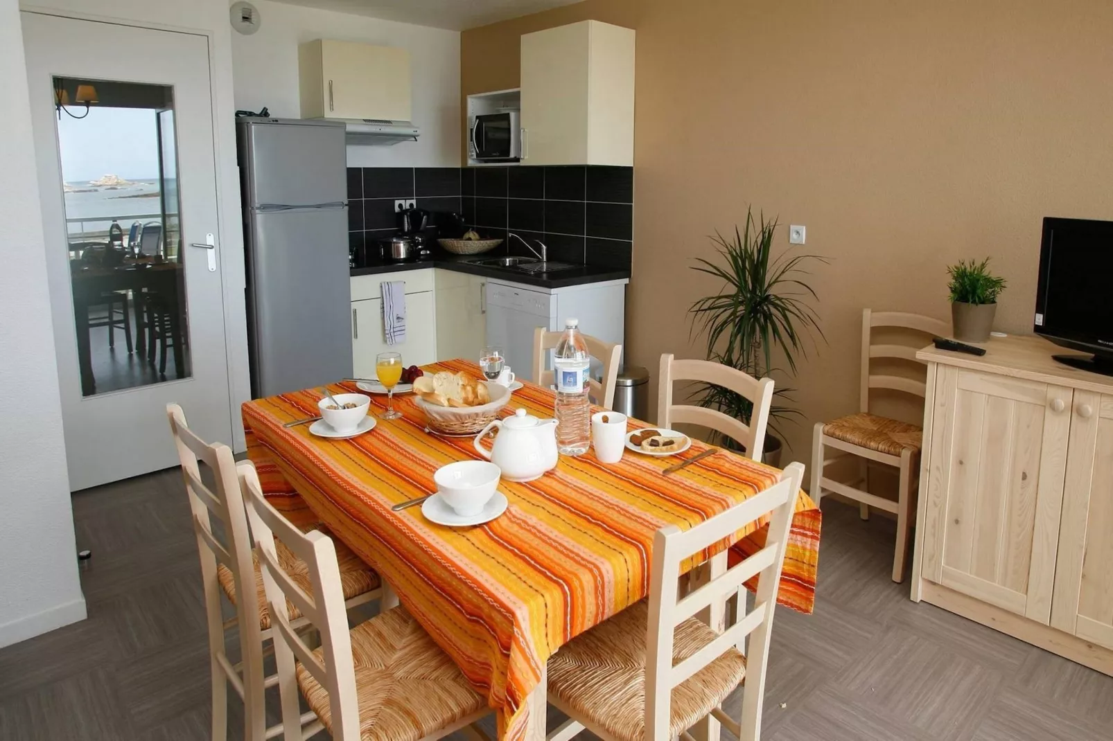 Résidence Domaine des Roches Jaunes 1-Dining room