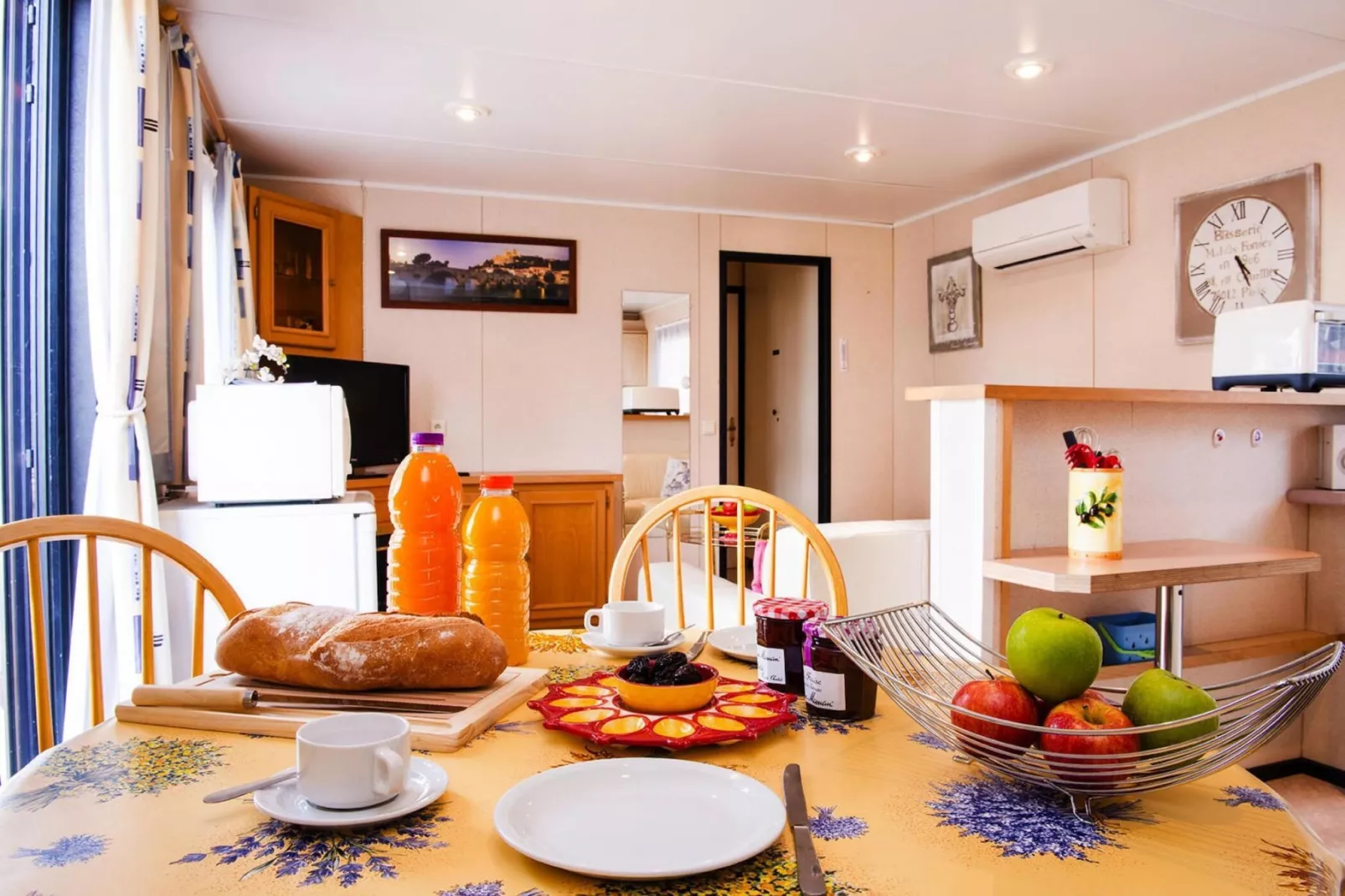 Domaine Les Mûriers Vendres-Plage // mobilhome 2 chambres-Dining room
