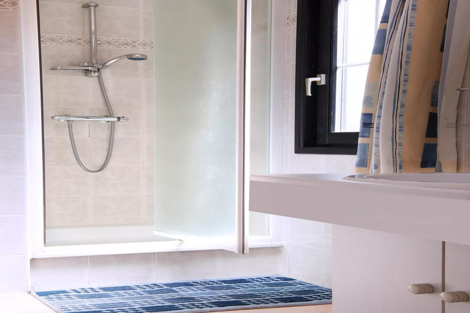 Domaine Les Mûriers Vendres-Plage // mobilhome 2 chambres-Bathroom