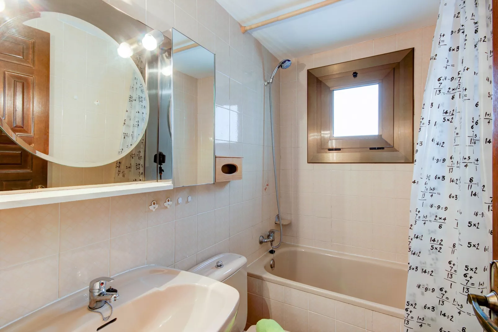 JARDINS 2  B Bj 27 Roses-Badezimmer