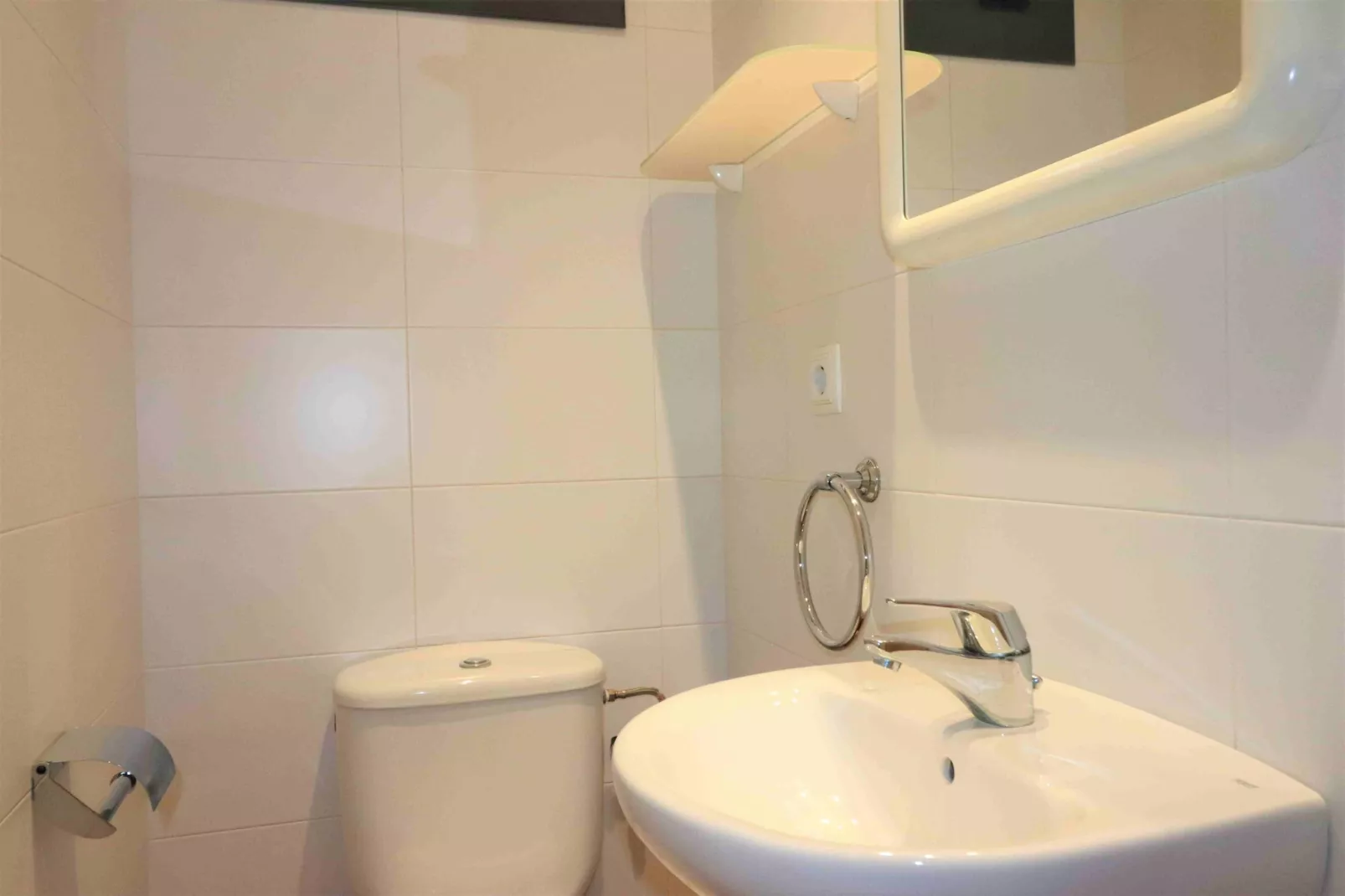 P.C. TRAMUNTANA 2 1 Roses-Bathroom