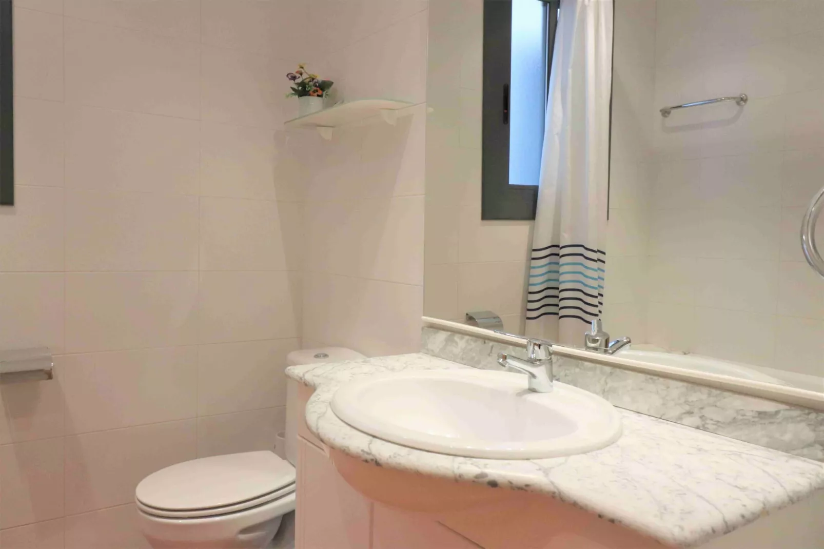 P.C. TRAMUNTANA 2 1 Roses-Bathroom