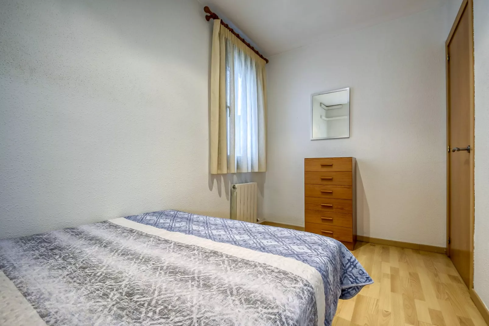P.C. PONENT 3º2º Roses-Schlafzimmer