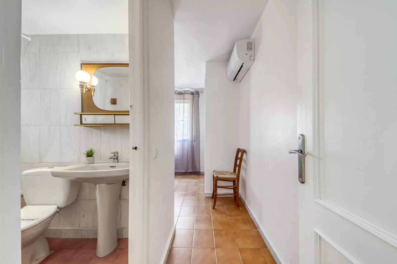 DALLAS II A2B Canyelles Roses-Badezimmer