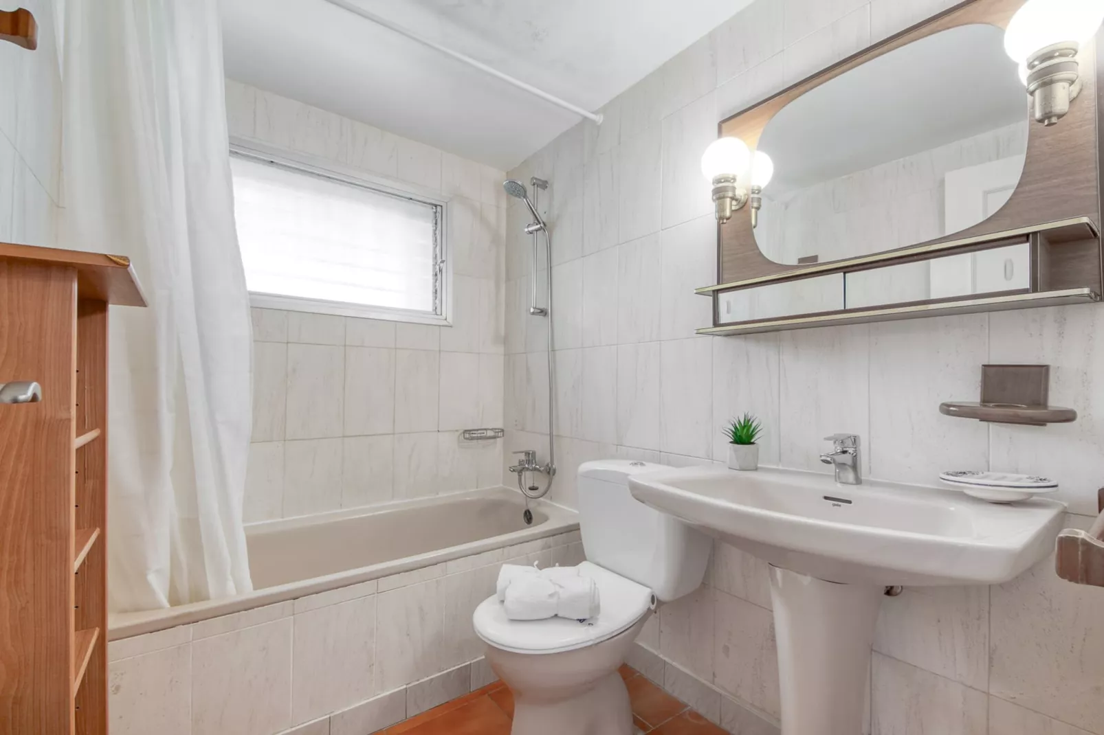 DALLAS II A2B Canyelles Roses-Badezimmer