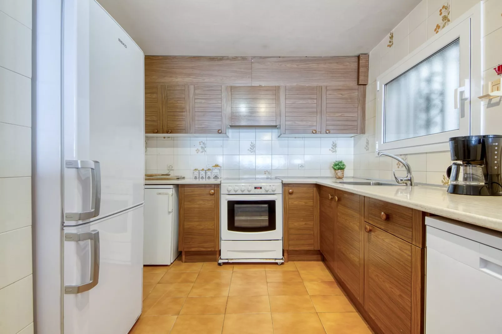 Dallas 2 F Canyelles Roses-Kitchen