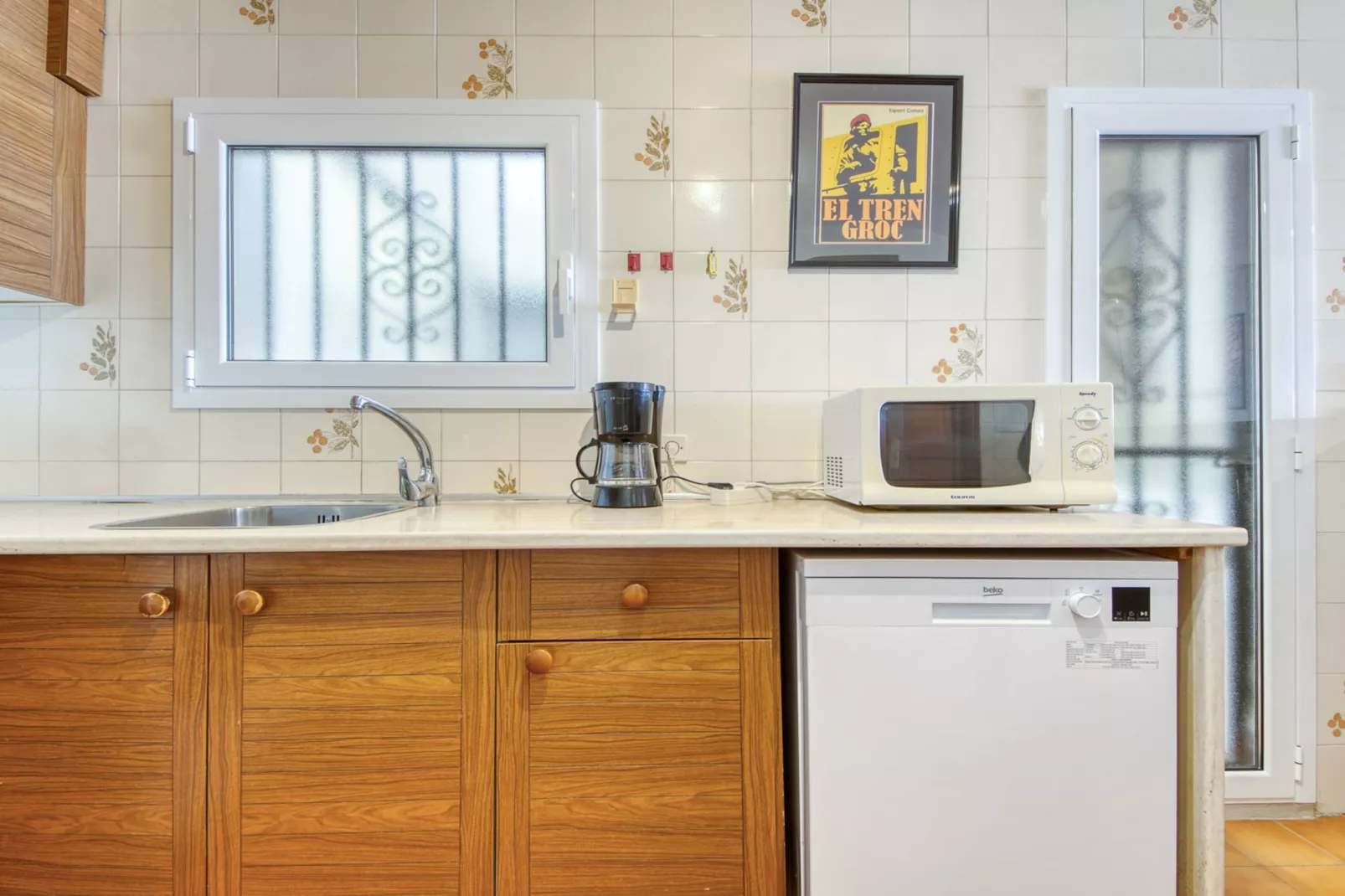 Dallas 2 F Canyelles Roses-Kitchen