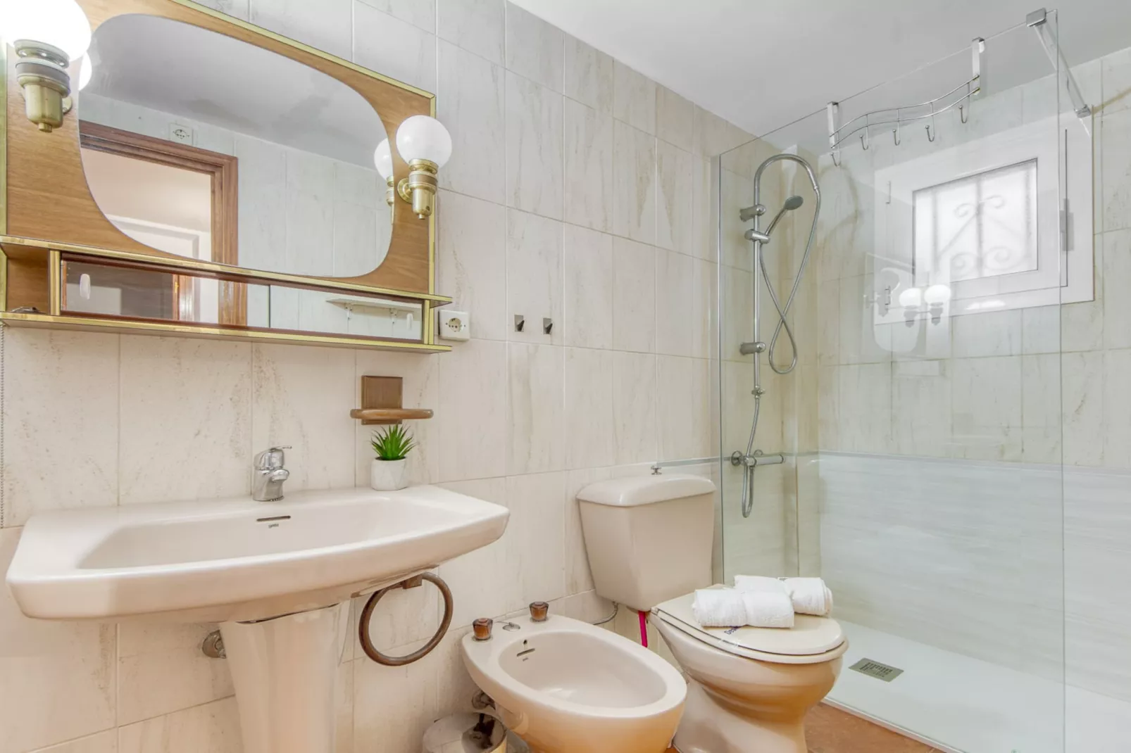 Dallas 2 F Canyelles Roses-Bathroom
