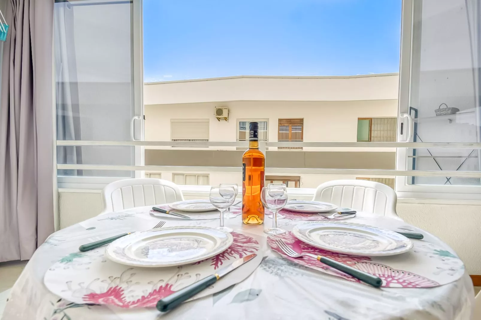AHINOA 2J Roses-Terrace balcony