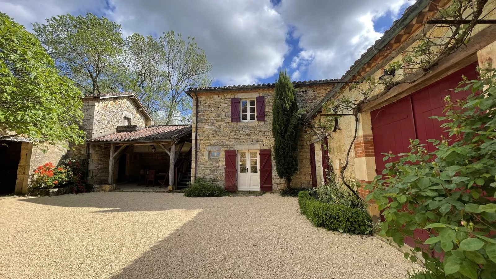 Petit gite Saint Martin le Redon-Außenbereich Sommer