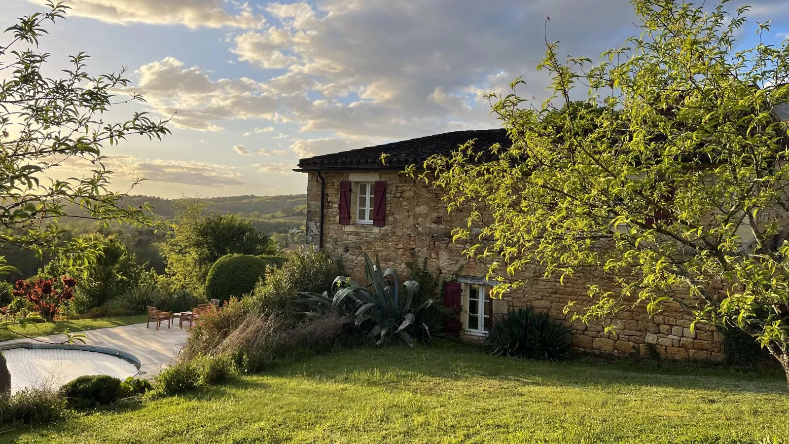 Petit gite Saint Martin le Redon-Außenbereich Sommer