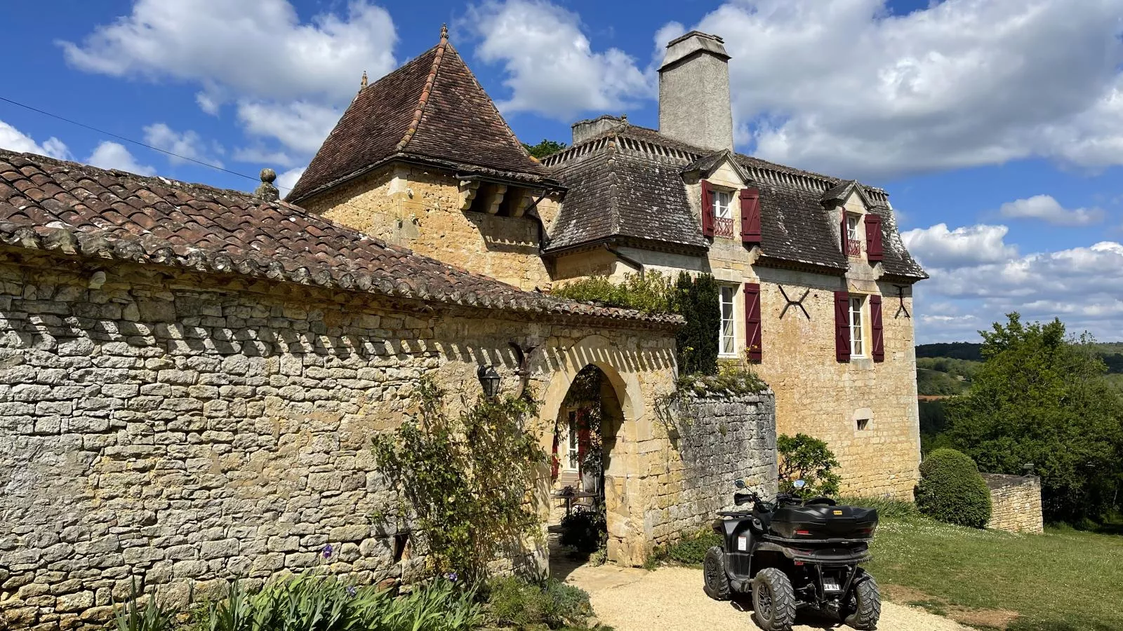 Petit gite Saint Martin le Redon-Außenbereich Sommer