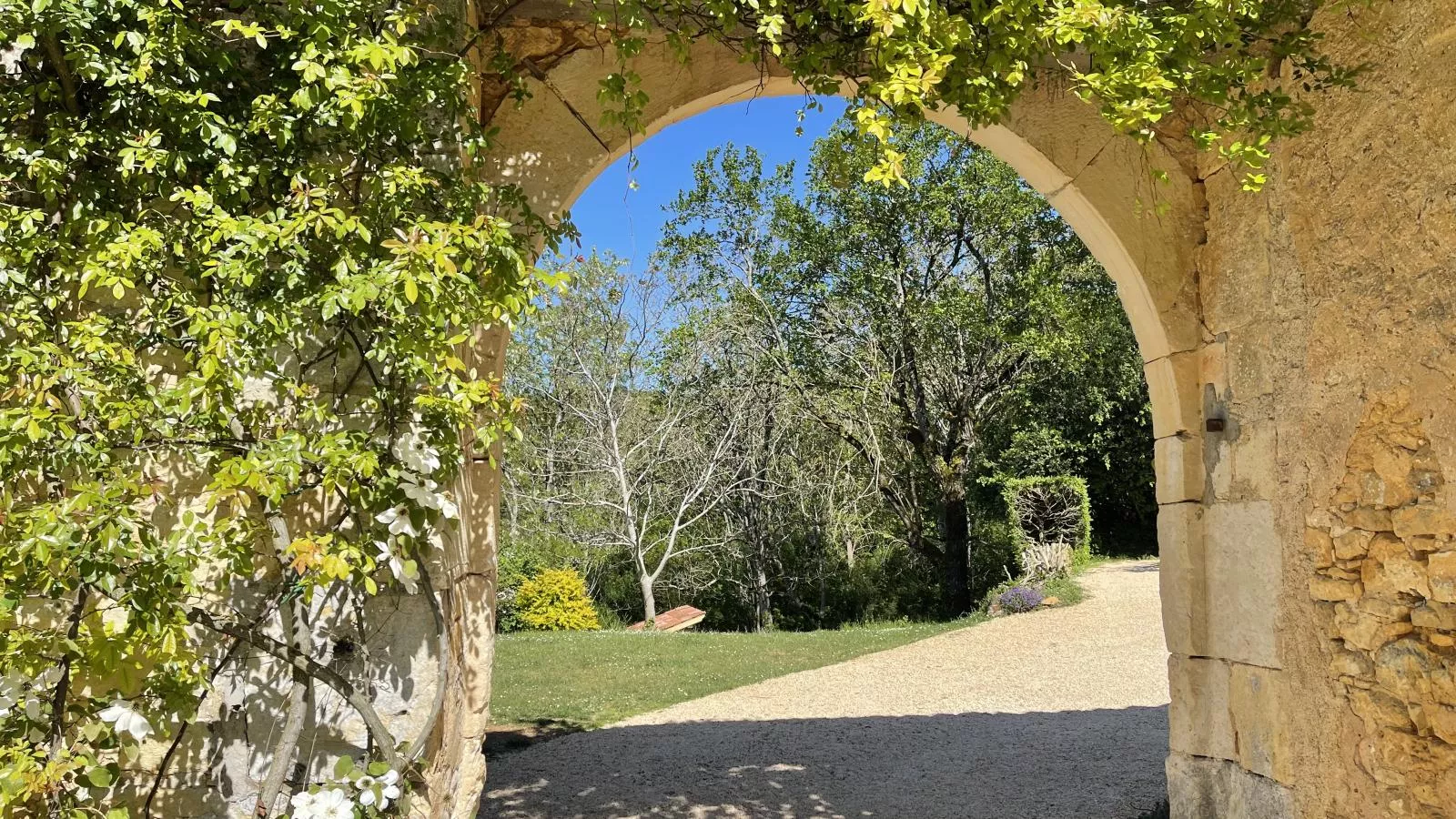 Petit gite Saint Martin le Redon-Gärten Sommer