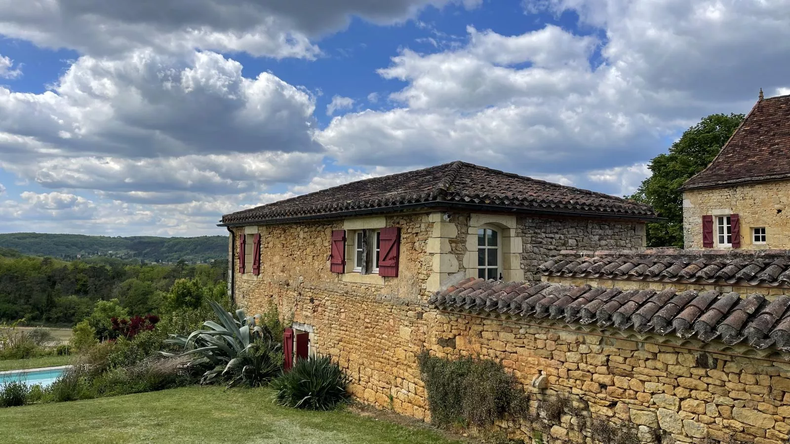 Petit gite Saint Martin le Redon-Außenbereich Sommer