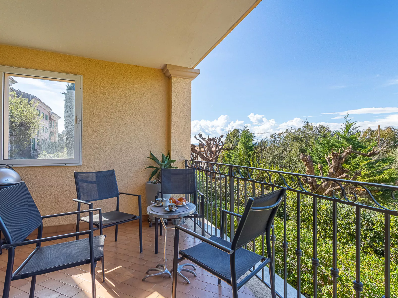 Le Clos Sainte Anne-Outside