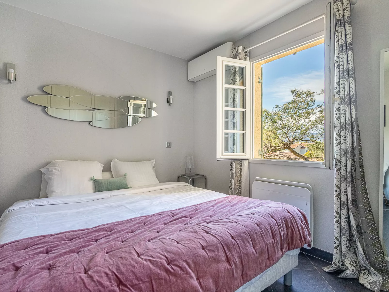 Le Clos Sainte Anne-Inside