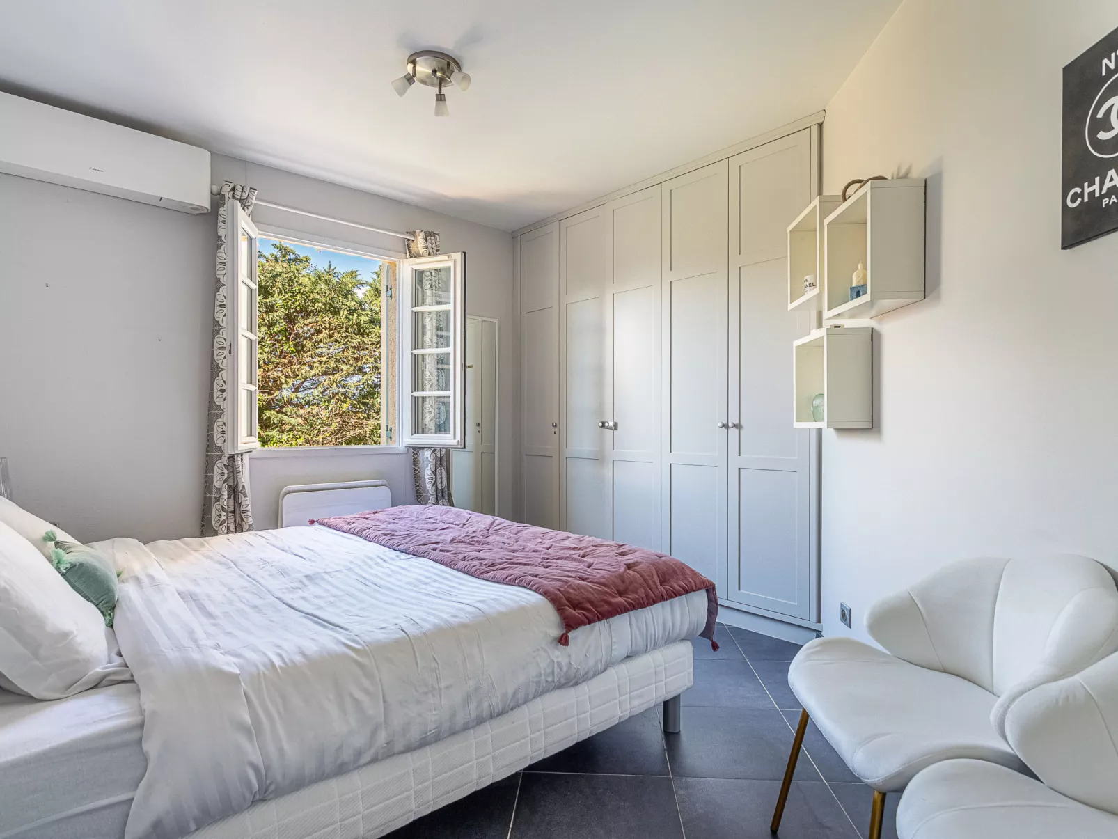 Le Clos Sainte Anne-Inside