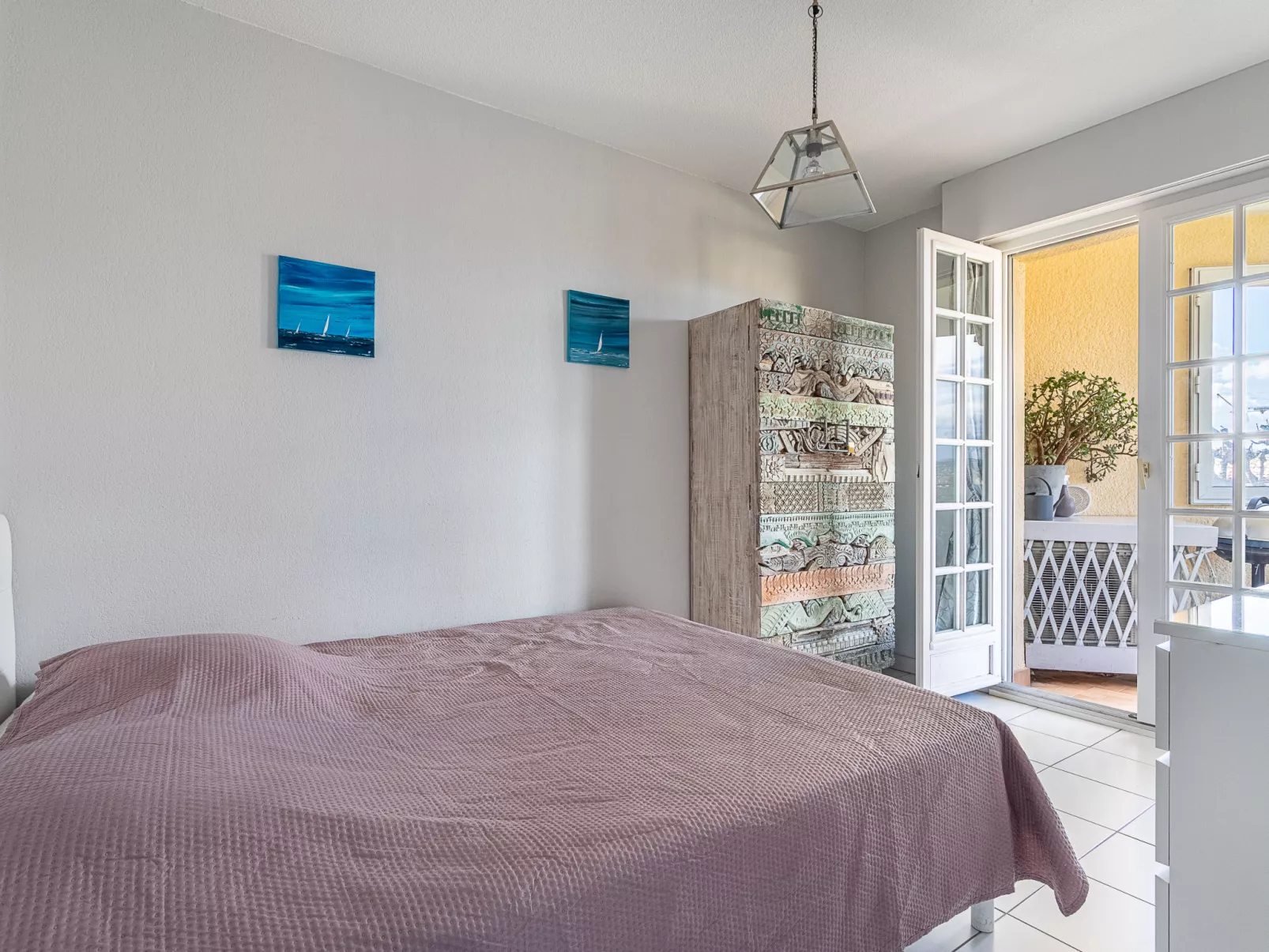 Le Clos Sainte Anne-Inside
